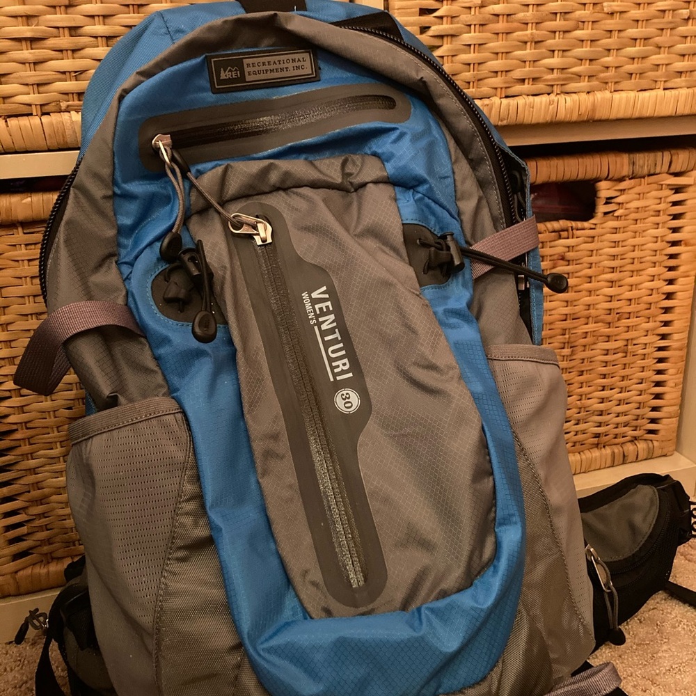 Blue and Gray Venturi 30 Rei Backpack